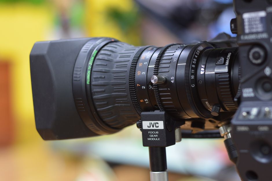 Telecamera industriale in azione, utilizzata per il controllo qualità in un ambiente di produzione avanzato.